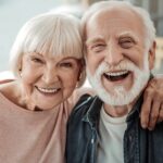 Glückliches Klientenpaar von zuhause gesund